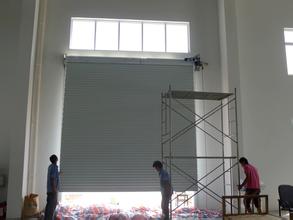 抗風卷簾門形成